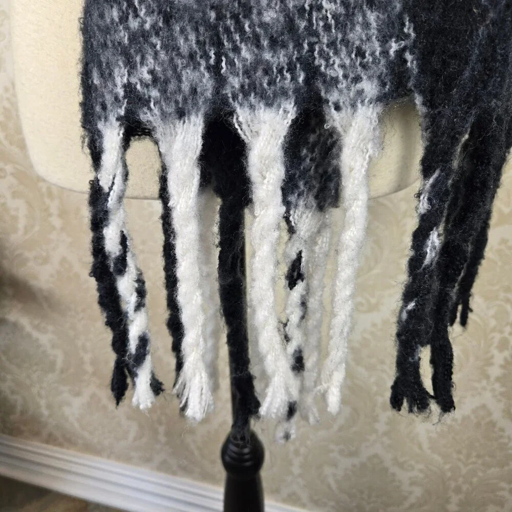 Steve Madden Black White Plaid Blanket Type Scarf Fringed Ends Cozy Comfy Winter
